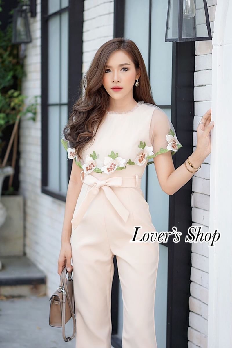 Lover's Shop Teg : Lover’s Shop Brand : - Detail : น่ารักน่าเลิฟ จั้มสูทแนวสาวหวาน ใส่แล้วดูไฮโซมีตังค์ค่ะ ดีเทลแต่ระบายผ้ามุ้งทอลายดอกไม้ ผ้ามุ้งนุ่มไม่คันแน่นอนค่ะ งานมีซับในอัดกาวอย่างดี งานซิบหลัง มีเชือกผูกเอว ทรงสวยเป๊ะ เป้าไม่รั้งแน่นอนค่ะ งาน