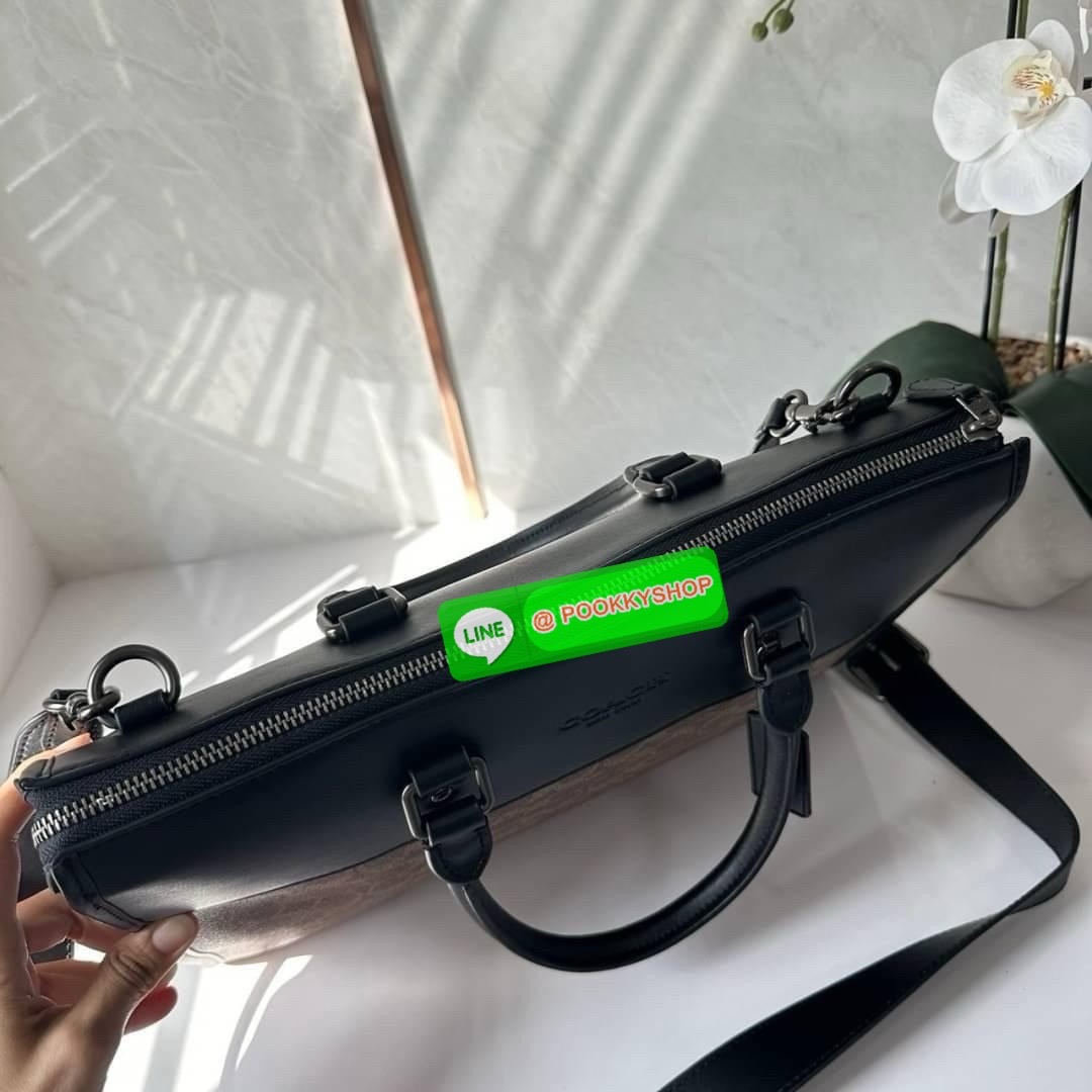 Coach Gotham Folio In Signature Canvas c2682 🔖กระเป๋าใส่เอกสาร Gotham เป็น กระเป๋าเอนกประสงค์ทำให้จัดเก็บเอกสารได้อย่างเรียบง่าย 🔖วัสดุ: แคนวาสตัดหนังแท้ 🔖เปิด-ปิดแบบซิป ด้านบน ภายในมีช่องแยกใส่เอกสารมีพื้นที่สำหรับใส่แล็ปท็อปขนาด