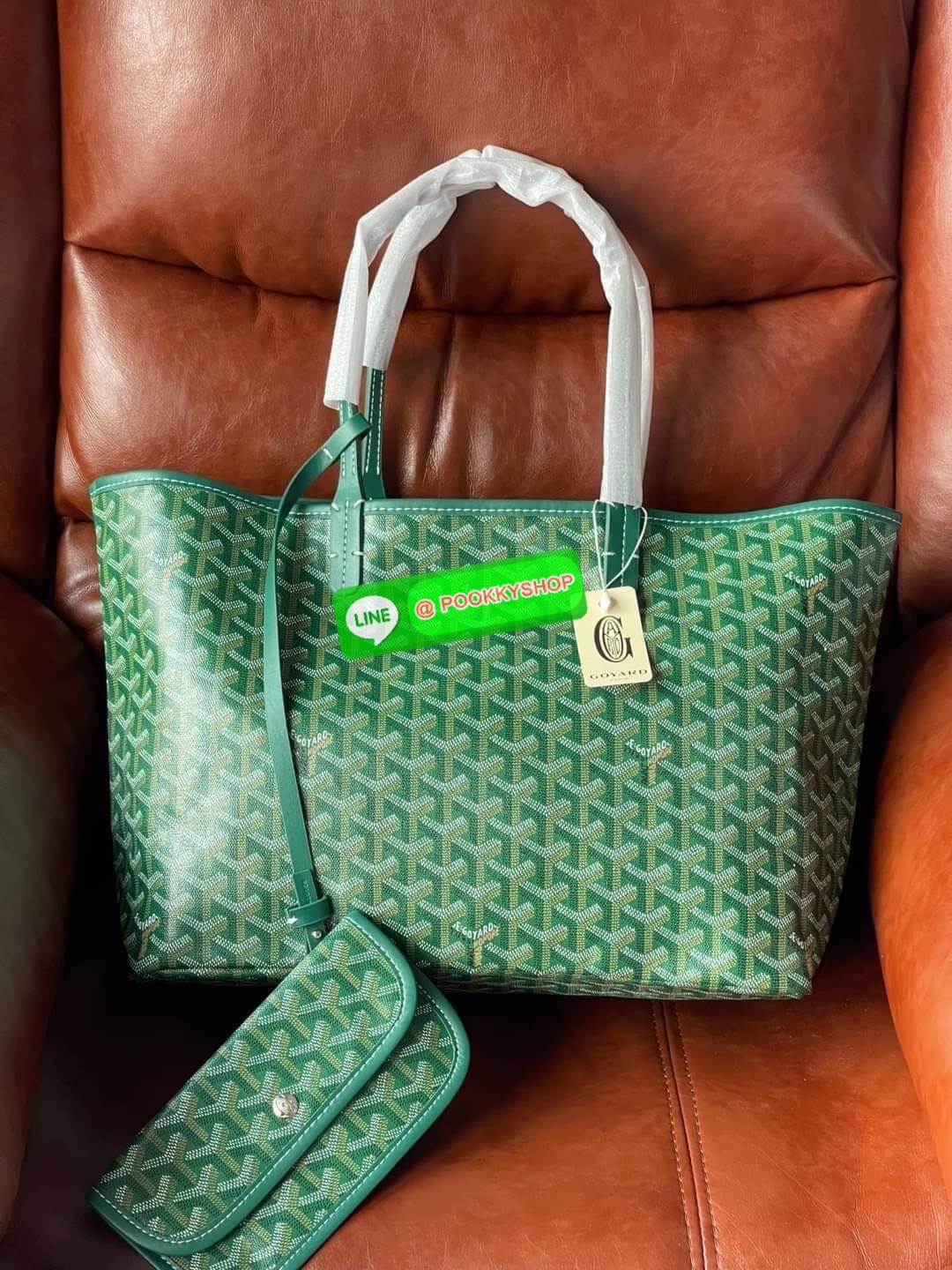 💕 Goyard Saint Louis Pm Bag กระเป๋าสุดคลาสสิกจากแบรนด์เก่าแก่ของฝรั่งเศส ความพิเศษคือแต่ละใบต้องเพนท์ลายโมโนแกรม Chevron ด้วยมือเท่านั้น จึงเป็นเหตุผลที่กระเป๋า Goyard กลายเป็นหนึ่งในกระเป๋าที่คนต้องการ โดยเฉพาะรุ่น St. Louis Tote ที่ว่ากันว่าเป็น