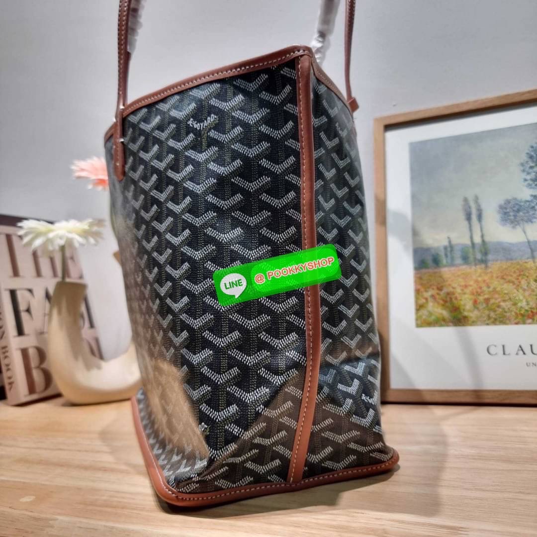 GOYARD ANJOU REVERSIBLE TOTE 🔆 Details ฮอตไอเท็ม กับกระเป๋าสะพายทรงโท้ท ใบใหญ่จุใจ!! มาครบสีขายดี เลิศทุกสี รูปทรงคลาสสิค ดีไซน์เป็นเอกลักษณ์ ใช้งานได้หลากหลาย สามารถกลับด้านใช้ได้แบบไม่มีเบื่อ พิมพ์ลายสวยคม ภายในโล่งกว้างมาก มาพร้อมหูคล้องไหล่ในต