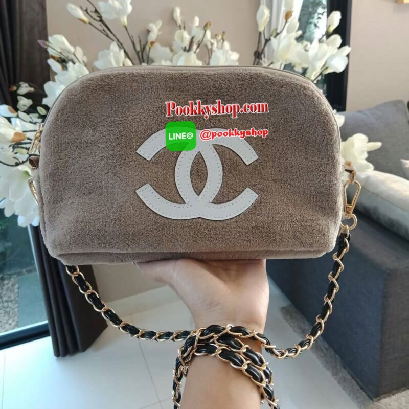 New Arrival!! อีกหนึ่งทรงสวยหรู ถือออกงานได้เลยคะ กับรุ่นนี้คะ Chanel Precision wolf crossbody bag with chain กระเป๋าทรงโดมผ้าวูฟขนนุ่มเต็มใบ ด้านหน้าปักโลโก้CC หนังแก้วสวยหรู ด้านในเปิดปิดด้วยซิปบุผ้าสีน้ำตาลปั้มแบรนด์สวยหรู ใส่กระเป๋าสตางค์ยาวได้ สายโซ่