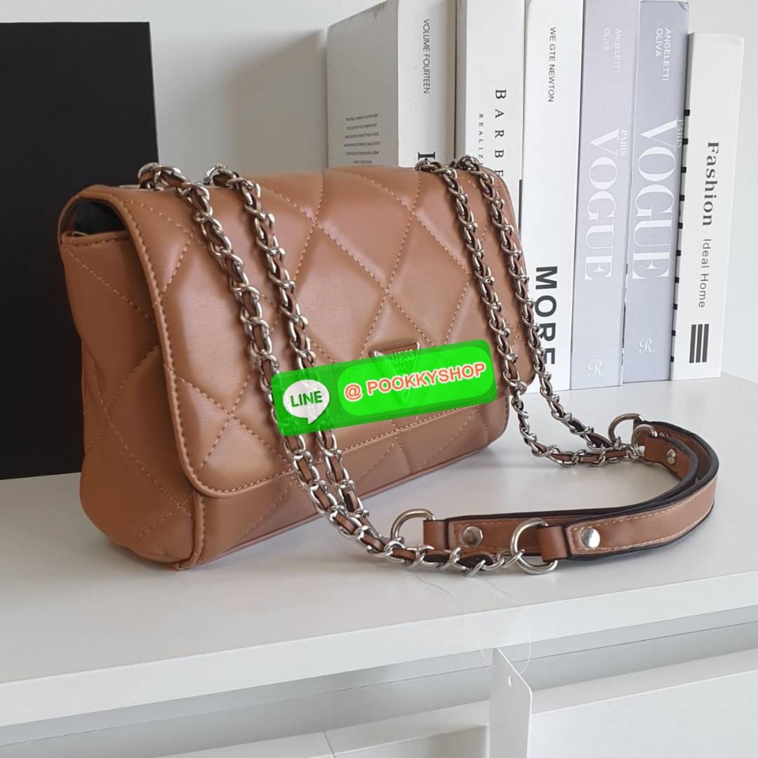 รุ่นใหม่ล่าสุด!! GUESS CESSILY CONVERTIBLE CROSSBODY BAG กระเป๋าสะพายข้าง รูปทรงสวย หนังนิ่มมือมากกก ตกแต่งด้วยโลโก้แบรนด์ด้านหน้า ด้านในเปิดปิดด้วยกระดุมแม่เหล็ก มีช่องซิปแยก+ช่องใส่บัตรฝั่งตรงข้ามอีกช่อง สามารถใส่กระเป๋าสตางค์ยาว โทรศัพท์ได้ทุกรุ่น มาพร