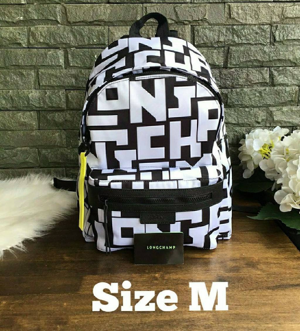 LONGCHAMP LE PLIAGE LGP BACKPACK รายละเอียด • วัสดุ: ผ้าใบ • อะไหล่: นิกเกิล • ตัวกระเป๋า: ผ้าใบโพลีอะไมด์เคลือบด้านใน • ตกแต่ง: หนังวัว รายละเอียดภายนอก • การปิด: ด้วยซิป • สายสะพาย: เลื่อนปรับระดับได้ • ช่อง: 1 ช่องซิป ภายใน • ช่องใส่ของ: 1 ช่อง ช่องด้า