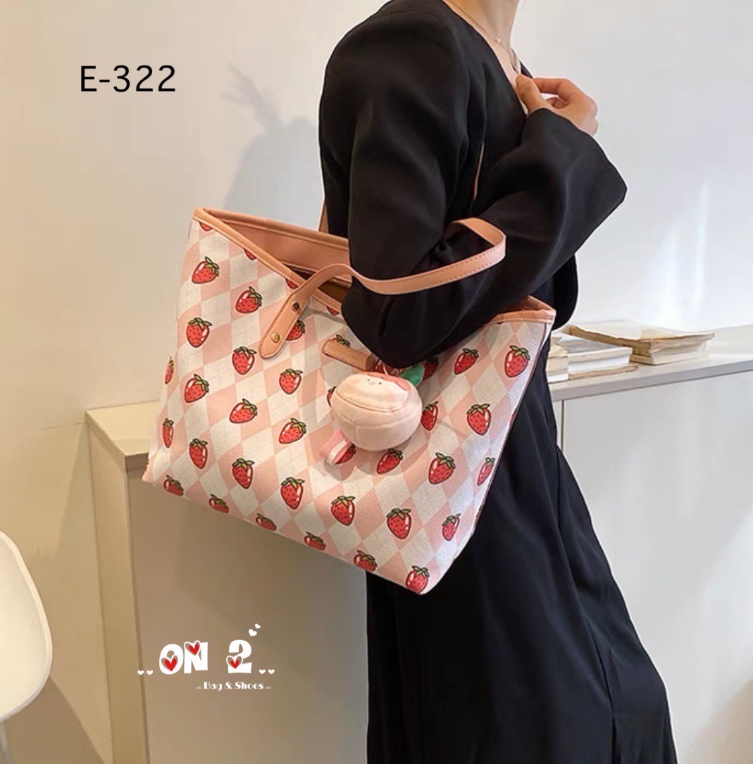 NEW-IN 🤎 Tote bag ทรงนี้จุได้เยอะมากๆค่า ใส่ I Pedได้นะคะ มาใหม่ ลายสตรอเบอรี่ สวยน่ารักมากค่ะ แนะนำสุดๆค้า จุได้เยอะ