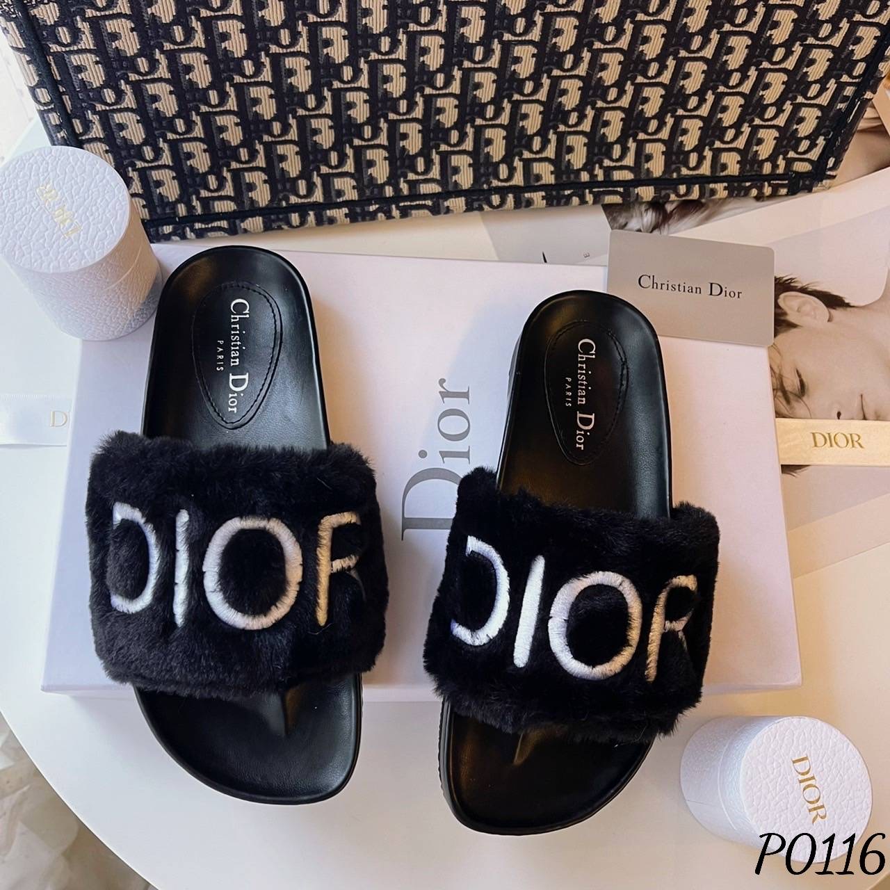 พร้อมส่ง มาใหม่ สวยมาก แตะ D io r งานปักบนขนเฟอร์ งานน่ารักค่ะ หนังนุ่มใส่สบายค๊า