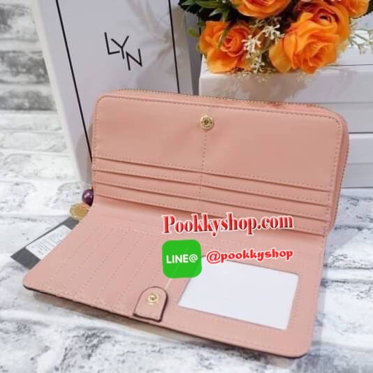 Lyn กระเป๋าสตางค์ใบยาว ด้านหน้าปั๊มโลโก้แบรนด์ แต่งโลหะทอง ด้านในมีช่องใส่บัตรเยอะมาก และมีช่องซิบ ตัวจับซิบแต่งไข่มุกเม็ดโตๆห้อยป้ายโลหะปั๊มโลโก้แบรนด์ด้วยสวยมากเกินหน้ามากค้าาา