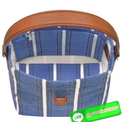 Long Champ Roseau Essential Raye กระเป๋าทรงถังขนาดเล็ก วัสดุผ้าฝ้ายลายทาง ตัดแต่งหนังวัว ซับในผ้าฝ้ายสีพื้น สีสันสดใส สามารถใช้ในชีวิตประจำวันได้อย่างสะดวก น้ำหนักเบา จุของได้เยอะ ด้านในมีกระเป๋าซิป 1 ช่อง มีสายสะพายไหล่ ถอดสายได้ ห้ามพลาดเลยค่า