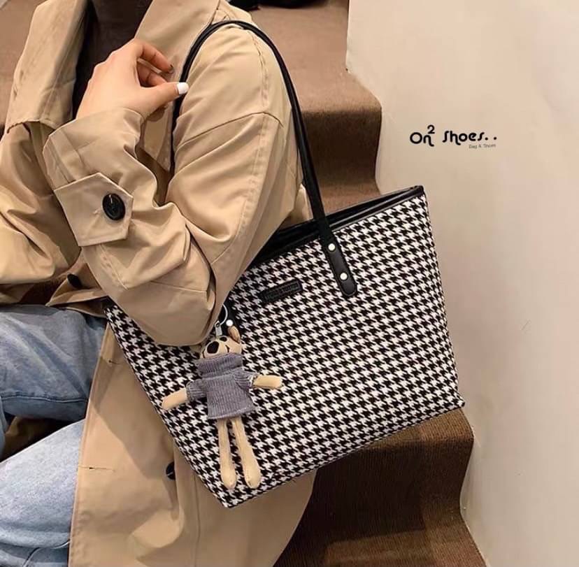 กระเป๋าสะพายแฟชั่นทรงชอปปิ้ง หนังลายชิโนริ ใบใหญ่จุของได้เยอะเลย มาพร้อมพวงกุญแจหนูพร้อมส่งน้า