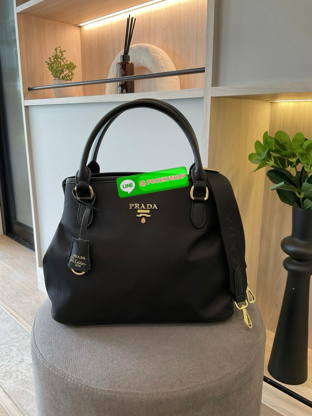 ✨ NEW ARRIVALS!! เข้าใหม่กับกระเป๋าถือ ทรงยอดฮิตจากแบรนด์ PRADA อะไหล่ทองทั้งใบ วัสดุทำจากผ้า NYLON ด้านในเปิดปิดด้วยซิป มีช่องซิปช่องแยกและช่องใหญ่ แบ่งเก็บของได้เป็นสัดส่วน ขนาดกำลังดี ใส่ของได้หลากหลาย ใส่กระเป๋าสตางค์ยาวด้านข้างมีกระดุมสามารถปร