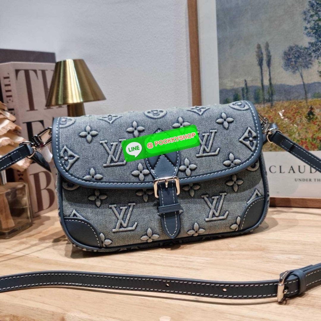 LV diane monogram washed denim bag 🔆 Details ใหม่ล่าสุด กับกระเป๋าทรงสุดฮิต คลาสสิคและเป็นอีกหนึ่ง signature ที่มาในรูปแบบ washed denim สวยดูแพงสุดๆ มาพร้อมสายสะพายถึง 3 แบบ สายคล้องไหล่ สายสะพายข้างแบบหนังและแบบสปอร์ต ทำให้สามารถปรับเปลี่ยนใช้งาน