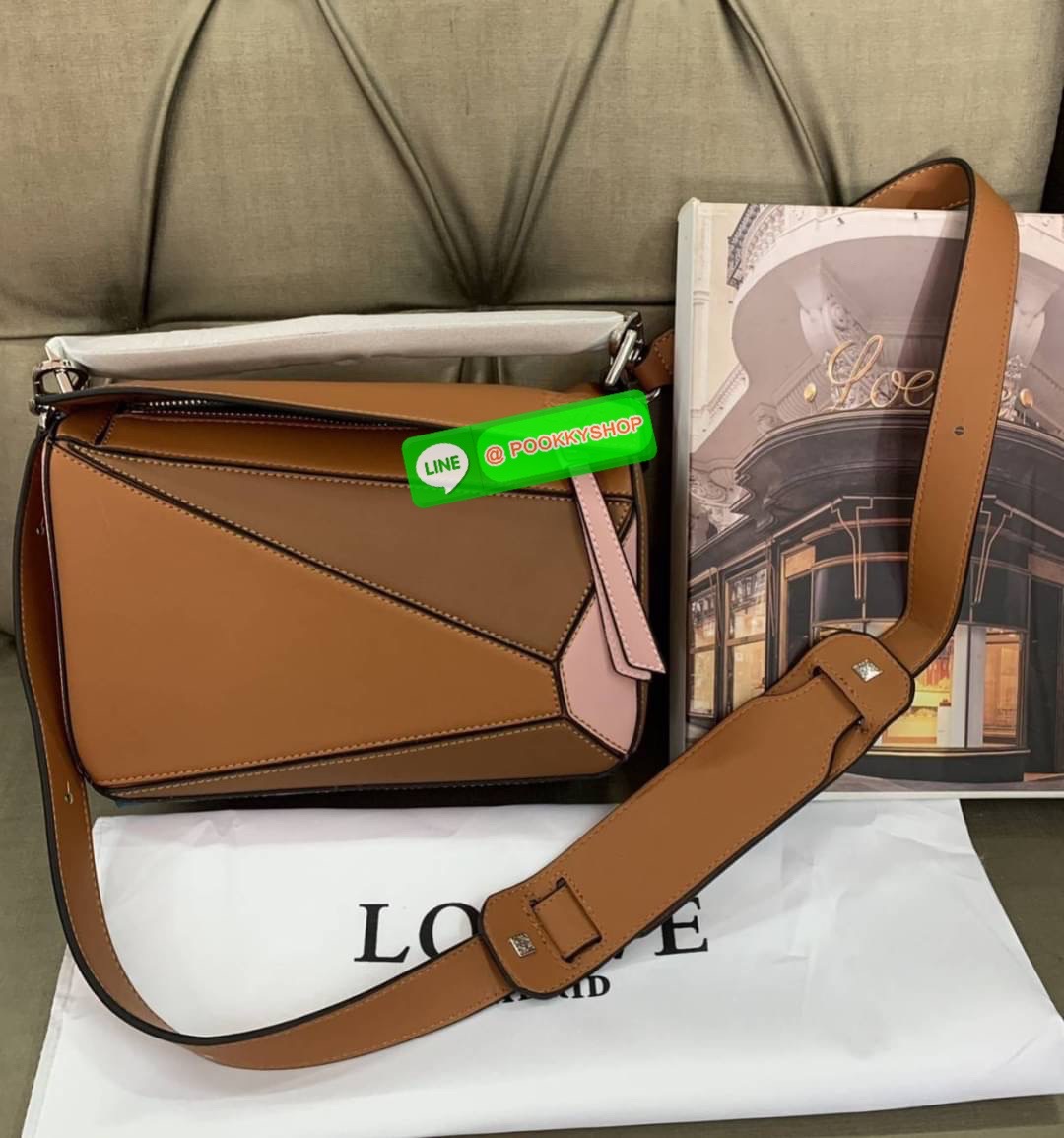 NEW IN! LOEWE CROSSBODY BAG VIP GIFT WITH PURCHASE (GWP) กระเป๋าถือหรือสะพาย Limited Edition จาก LOEWE PERFUME DUTYFREE COUNTER วัสดุ Leather Calfski หนังแท้ (หนังวัว) งานสวยตั้งอยู่ทรง สีสันสดใสทูโน ขนาดกำลังดี น้ำหนักเบา อะไหล่เงิน