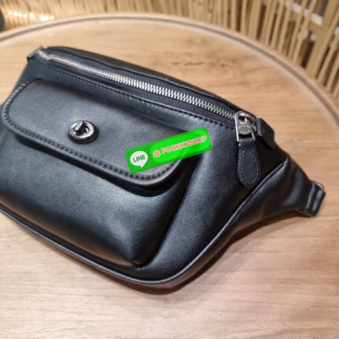 COACH C1277 HERITAGE BELT BAG ใหม่ล่าสุด กระเป๋าคาดอกสุดชิคสำหรับหนุ่มๆ เป็นดีไซน์กึ่งสปอร์ตที่ดูหรูมากๆ แพทเทิร์นเป็นที่ใช้งานง่าย วัสดุหนังแท้เต็มใบ มีช่องด้านหน้า และซิปหลัก ภายในโล่งกว้าง จุของได้สบายๆ สายสะพายปรับได้เลยตามชอบ ใบจริงดีงามเกินราคาแน่นอ