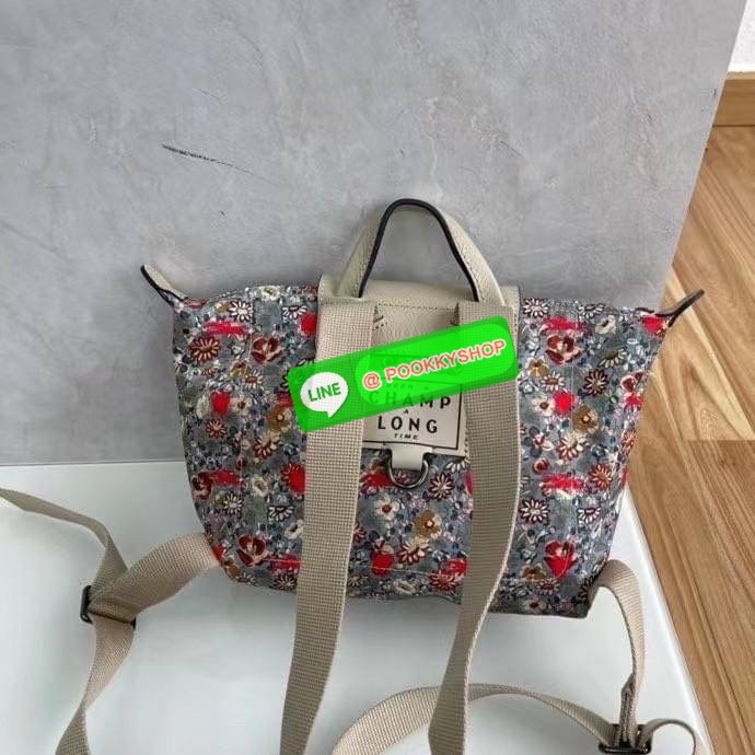New Arrival Longchamp X Eu Backpack กระเป๋าเป้สะพายหลังลายดอกๆไม้ วัสดุผ้าฝ้าย อะไหล่สีดำ กระเป๋าเป้แบบลำลองสำหรับสตรีซึ่งนำรูปทรงอันเป็นเอกลักษณ์ของ Le Pliage มาปรับใช้กับทุกสถานการณ์ อุปกรณ์เสริมที่ใช้งานได้จริงนี้มีสายรัดปรับระดับได้และที่จับช่วยให้ สะ