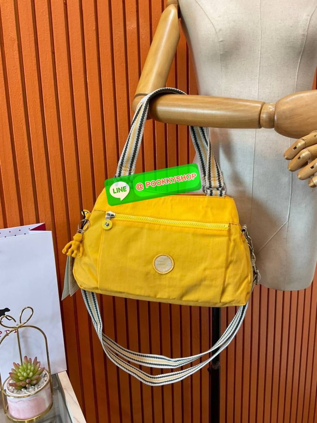 Kipling Damen Orelie Henkeltasche รุ่น K15257 กระเป๋าถือ/สะพาย Crossbody ขนาดกำลังดี หูกระเป๋ายาวสามารถคล้องบ่าได้ วัสดุpolymode100% ผ้ากันน้ำ กระเป๋ามีน้ำหนักเบา มีช่องซิป ด้านหน้า และ ด้านหลัง ภายในแบ่งเป็น 3 ช่องหลักใช้งาน ช่องซิปกลางแยกเป็นสัดส่วน จุข