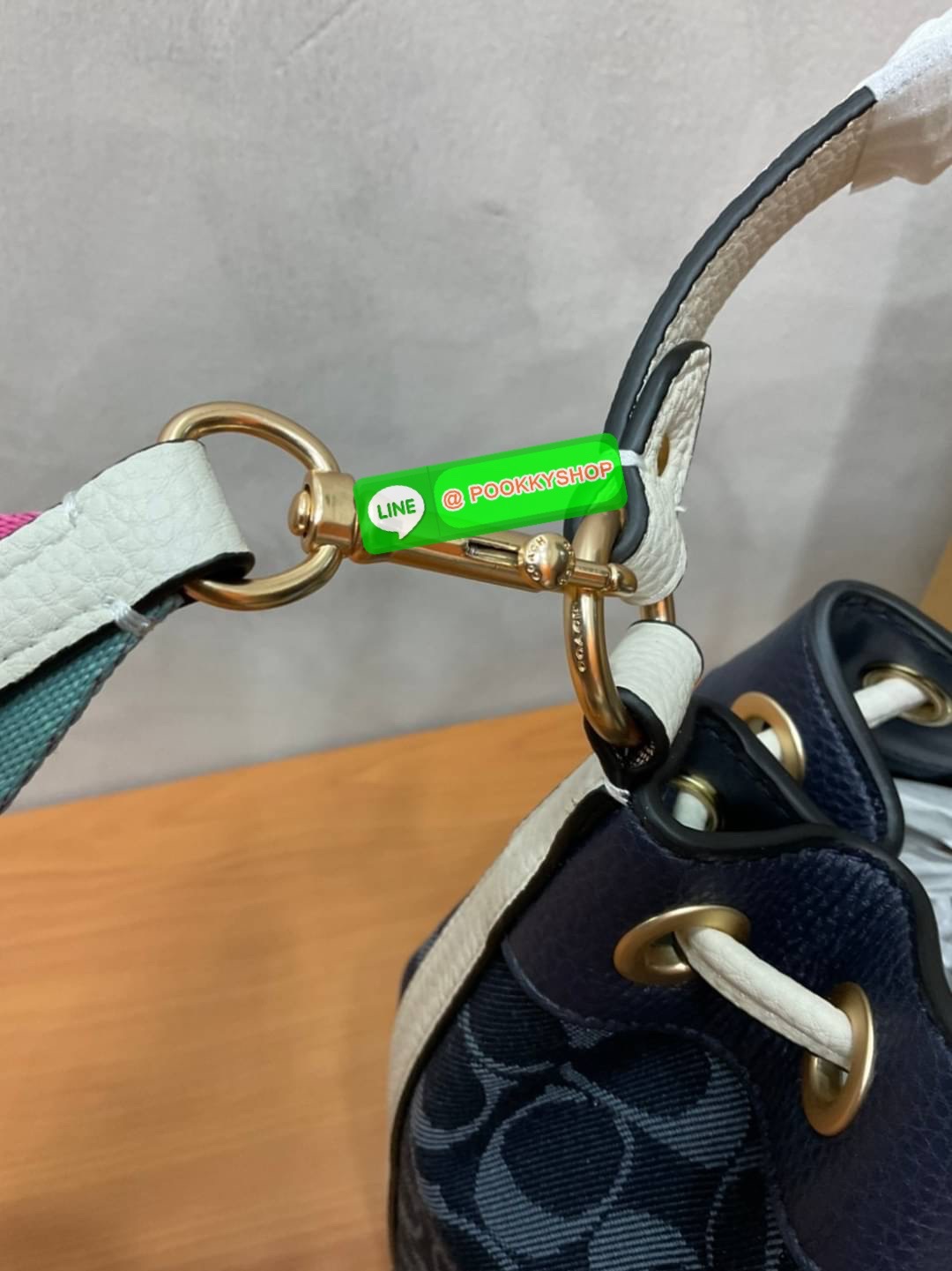 New arrival! 🌈น้องใหม่ล่าสุด สวยหรู ดูดีมากๆค่ะ! COACH DEMPSEY DRAWSTRING BUCKET BAG ((C4100//C4102)) พร้อมส่งที่ไทยค่ะ! กระเป๋าทรงขนมจีบ หนังแท้นิ่มสวยมากๆค่ะ จุดเด่นด้านหน้าปั้มโลโก้แบรนด์ ปากกระเป๋าแบบหูรูดใช้งานง่าย ภายในสามารถใส่ของจำเป็นในชี