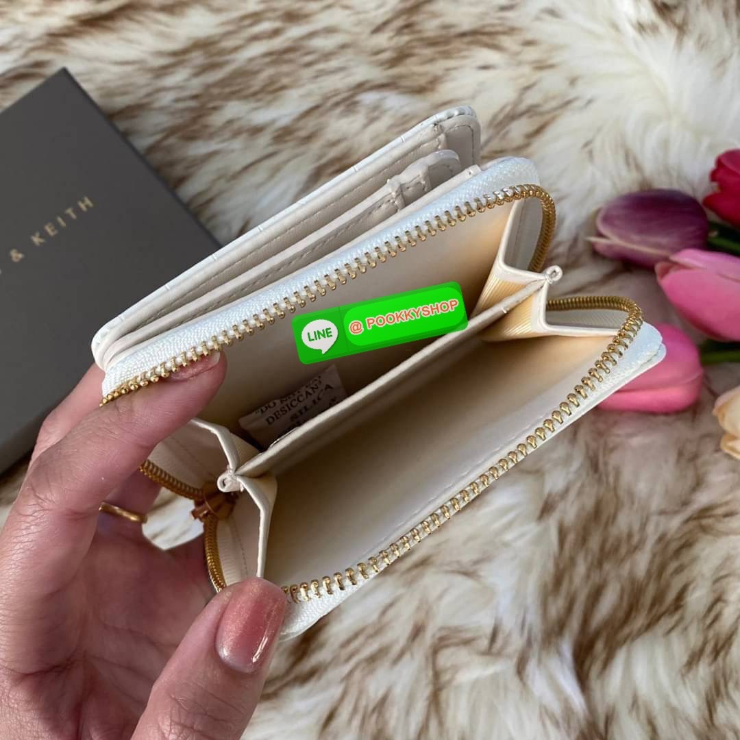 CHARLES & KEITH COMPACT WALLET กระเป๋าตังใบสั้นฟังก์ชันครบ!! ด้านหน้ามีโลโก้แบรนด์ มีช่องซิปใส่เหรียญ เปิดปิดแบบกระดุม ด้านในมีช่องใส่การ์ด 16 ช่อง มีช่องใส่ธนบัตรตามยาว ไม่ต้องพับแบงค์ค่า คุ้มมากๆเลยใบนี้