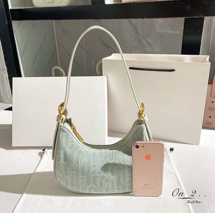💥💥NEW Arrival 💥💥 Korean Style bag กระเป๋าสะพายไหล่ทรงวินเทจ สุดเก๋♥️ วัสดุเป็นผ้ายีนส์สีฟ้าอ่อนมีลาย น้ำหนักเบาใส่ของได้เยอะ สายสะพายสามารถปรับความยาวได้ค่ะ