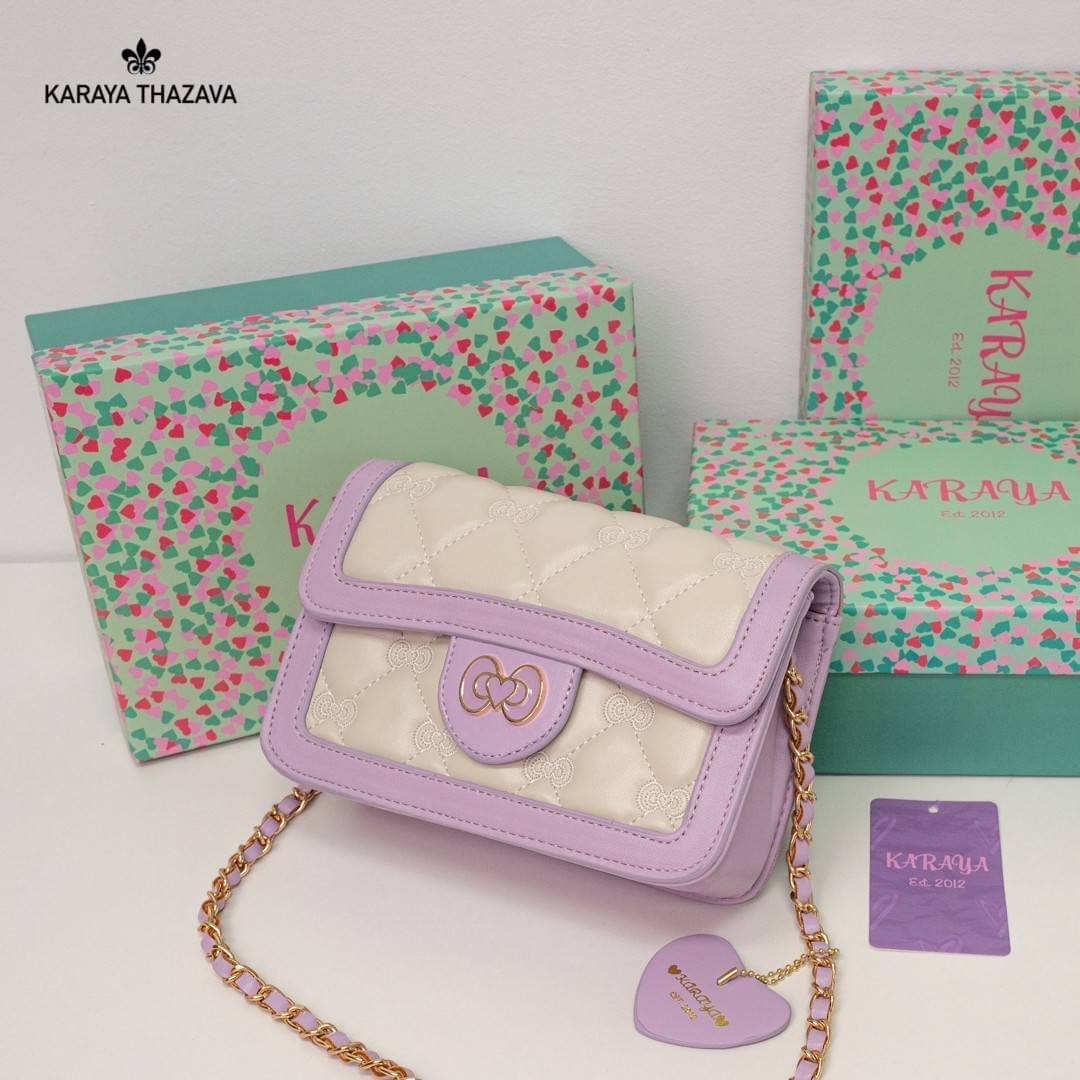 พร้อมส่ง!! KARAYA THAZAVA รุ่นใหม่ พร้อมกล่องแบรนด์ งานสวย สีหวาน น้องน่ารักมากๆค่ะ กระเป๋าสะพาย แบรนด์แท้ Karaya 100% ขนาดกำลังน่ารักพกพาง่าย วัสดุหนัง PU เกรดพรีเมี่ยม สีทรูโทน หวานละมุน น่าใช้มากค่ะ สายสะพายยาวแบบโซ่ปนหนัง ตัวกระเป๋าแต่งลายแบบน่ารักสวย