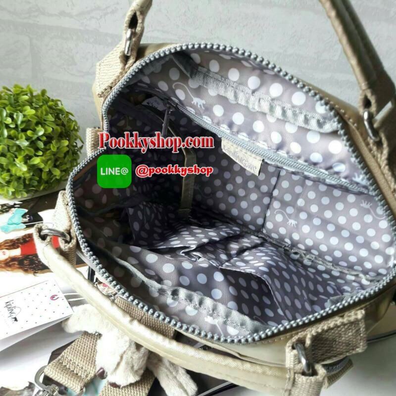 พร้อมส่ง Kipling Shoulder Bag k15828 รุ่นMulti funtion ที่สาวๆรอคอย!!! เพราะใบนี้สามารถปรับการใช้งานได้หลายเเบบทั้งสะพายข้างได้ แบบครอสบอดี้ได้ หรือรวบสายเก็บปรับเป็นถือก็ยังได้ ผลิตจากวัสดุผ้าไนล่อนเมทาลิคอย่างดี กันน้ำระดับนึงเลยค่ะ ️ด้านหน้ามีช่องซิปถึ