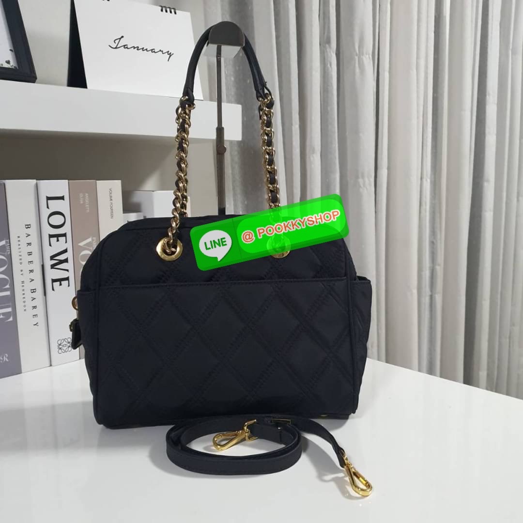 RESTOCK!! รุ่นใหม่มาแรง จากงานพรีเมียมกิ้ฟท์แบรนด์ PRADA ทรงหมอยอดฮิต กลับมาพร้อมส่งอีกครั้ง! วัสดุทำจากผ้า NYLON ลายตาราง อะไหล่ทอง สวยหรูดูดีมากคะ เปิดปิดด้วยซิป ภายในมีช่องแยกใส่ของเป็นสัดส่วน บุผ้าลายแบรนด์อย่างดี จุของได้เยอะ ใส่กระเป๋าสตางค์ยาว ไอแพ