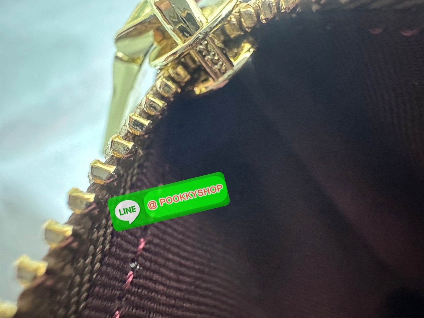 Coach Tote CX587 รุ่นม้าแคร่ Signature Patchwork แดงเบอร์กันดีสุดหรู ✨ รุ่นขายดี ลาย Signature Canvas พร้อมโลโก้ลายรถม้าเพิ่มลูกเล่นเด่นไม่เหมือนใคร 💼 ขนาดกำลังดี น้ำหนักเบา หิ้วไปทำงานหรือใส่ของรายวันก็เก๋