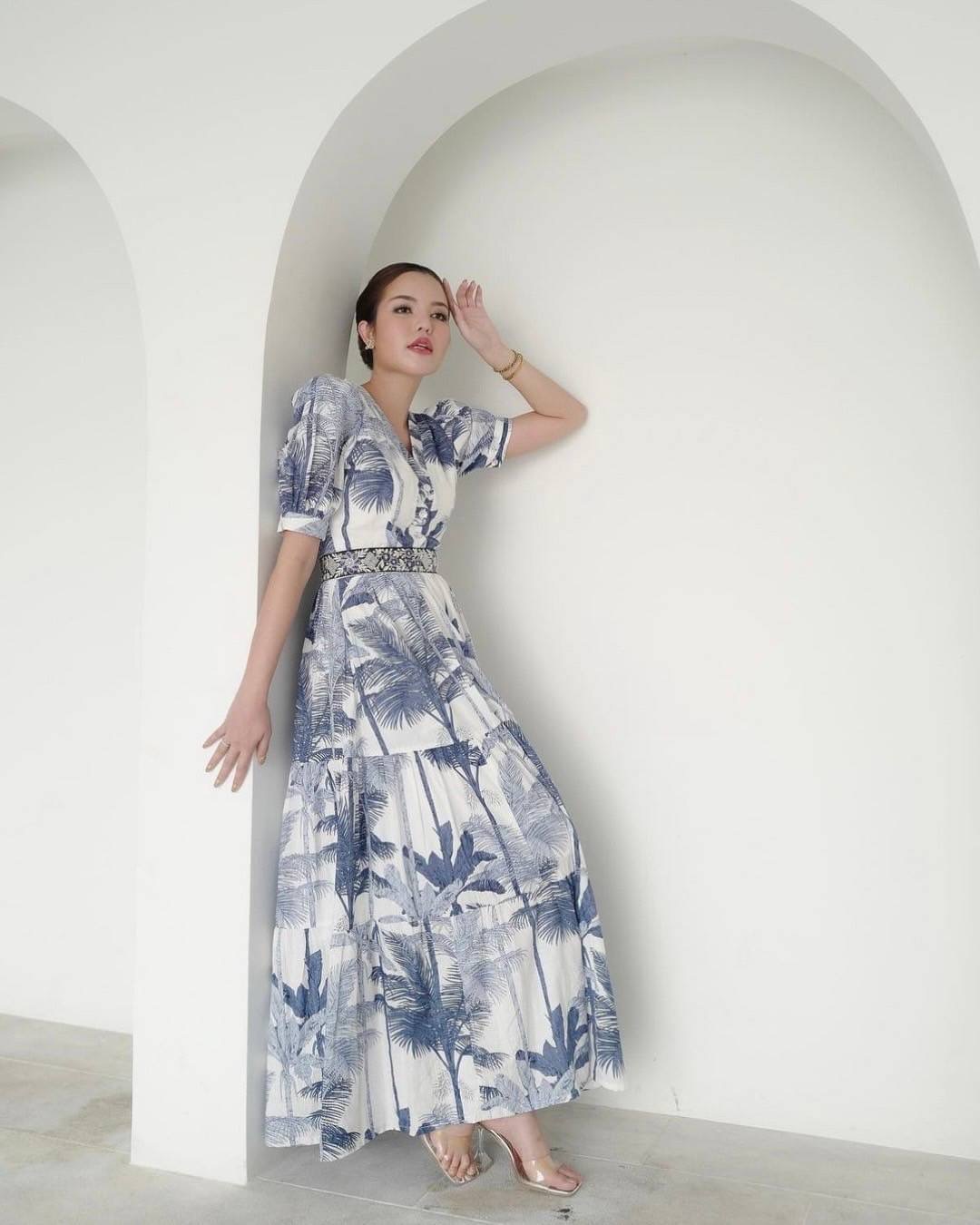 เดรสยาวพิมพ์ลวดลายสุดเกร๋ แขนพองๆทรงตุ๊กตามีกระดุมติด หน้าอกเสริมฟองน้ำเบาๆ จัดทรงให้สวย มีกิมมิคด้านหน้าแต่งกระดุมกระจุกกระจิกน่ารักสามารถแกะใช้งานได้จริง ช่วงเอวแต่งแถบเป็นงานปัก สวมใส่แบบซิปด้านข้าง ตัวเดรสมีลูกเล่นระบายๆ ใช้ผ้าเยอะมากๆค่า เนื้อผ้าดีมี