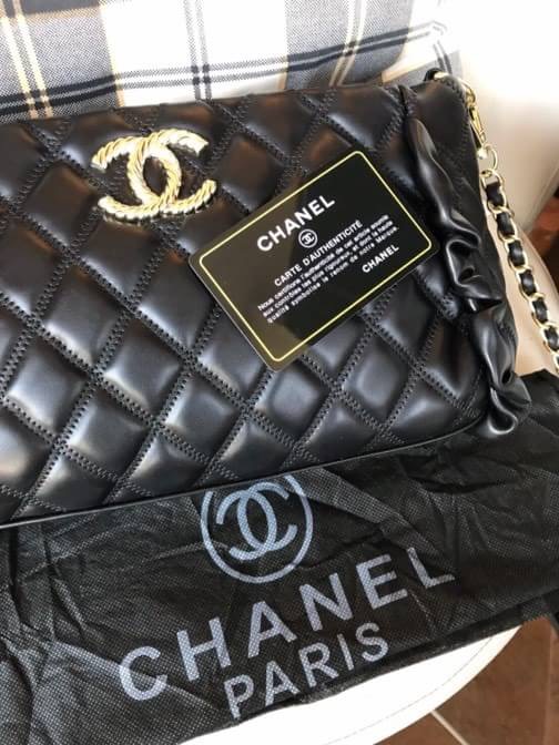 มาแล้ววรุ่นยอดฮิต งานจาก chanel ทรงสวย งานเย็บเนี๊ยบทุกจุด คือดูดีมาก ดูแพงมาก มาพร้อมสายยาว ขนาดกำลังดี น่ารักมากๆ พูดเลย งานปั้มโลโก้ แบบนี้หายากนะคะ