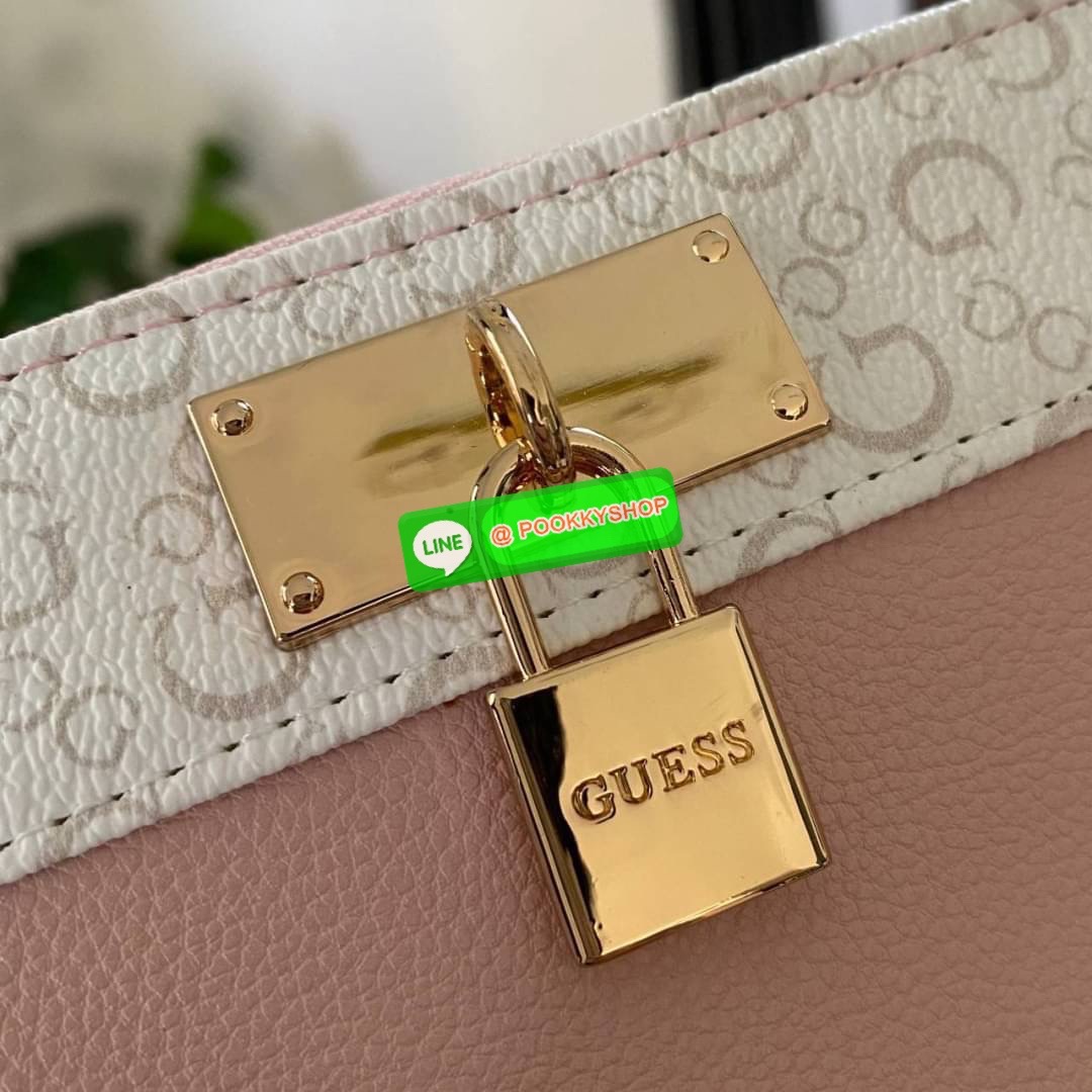 Guess Long Wallet กระเป๋าสตางค์ใบยาวซิปรอบหนังนิ่ม ด้านหน้าโดดเด่นด้วยกุญแจชื่อแบรนด์ รุ่นนี้มีสายคล้องมือมาให้ เพื่อใช้งานง่ายและสะดวกมากยิ่งขึ้น ด้านในมีช่องใส่ธนบัตร ช่องใส่บัตร และช่องซิปใส่เหรียญค่ะ