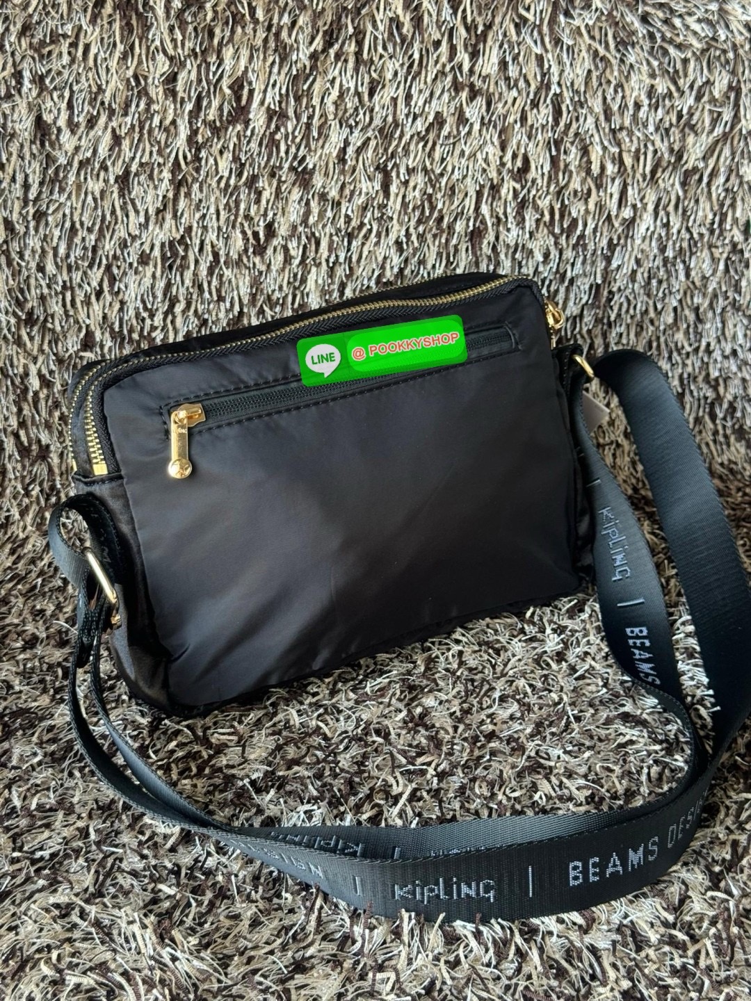 Kipling by BEAMS Design Abanu crossbody กระเป๋าสะพายไหล่ที่มีดีไซน์จากนักครีเอเตอร์ชื่อดังในประเทศญี่ปุ่น ทำให้ช่วยเพิ่มความโมเดิร์นไม่ตกเทรนด์ให้กับลุคเครื่องแต่งกายของคุณมากขึ้น ตัวกระเป๋ามีขนาดเล็กกะทัดรัดแต่สามารถใส่ของที่จำเป็นได้ ไม่ว่าจะเป็นโทรศัพท