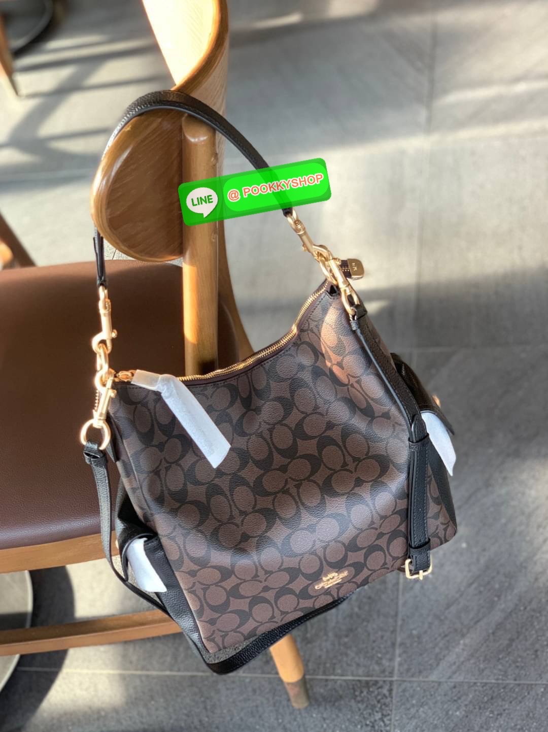 COACH PENNIE SHOULDER BAG ((C1523)) พร้อมส่ง! ✔️กระเป๋าหิ้ว//คล้องไหล่//สะพายข้างได้ สุดคุ้ม! ✔️ใบใหญ่ ทรงสวยใส่ของได้จุมาก หนังแท้ หนังนิ่ม สัมผัสแล้วหลงรักแน่นอนค่ะ ✔️ปากกระเป๋ากว้าง ล้วงหยิบของสะดวกมากๆ ภายในกระเป๋าโล่งกว้าง สัมภาร
