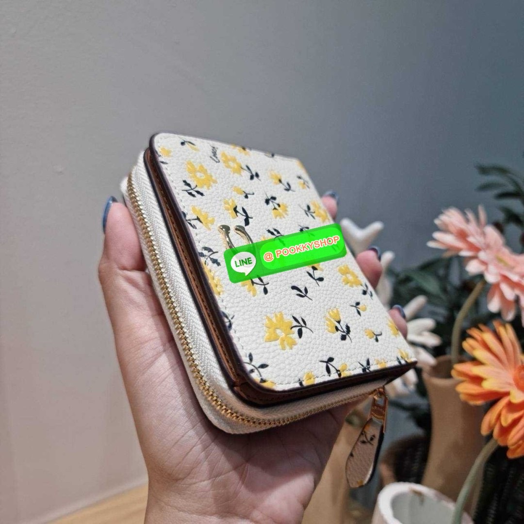 COACH CJ372 BILLFOLD WALLET WITH FLORAL PRINT 🔅 Detail ใหม่ล่าสุด กระเป๋าสตางค์ใบเล็กที่ไม่เล็กเหมือนชื่อ ขนาดกำลังเหมาะมือ ดีไซน์น่ารักอีกแล้วจ้า มันน่ารักน่าใช้มาก โดดเด่นด้วยลวดลายดอกไม้ คละเต็มใบ เปิด-ปิดด้วยกระดุม ภายในมีช่องใส่บัตร และใส่ธนบ