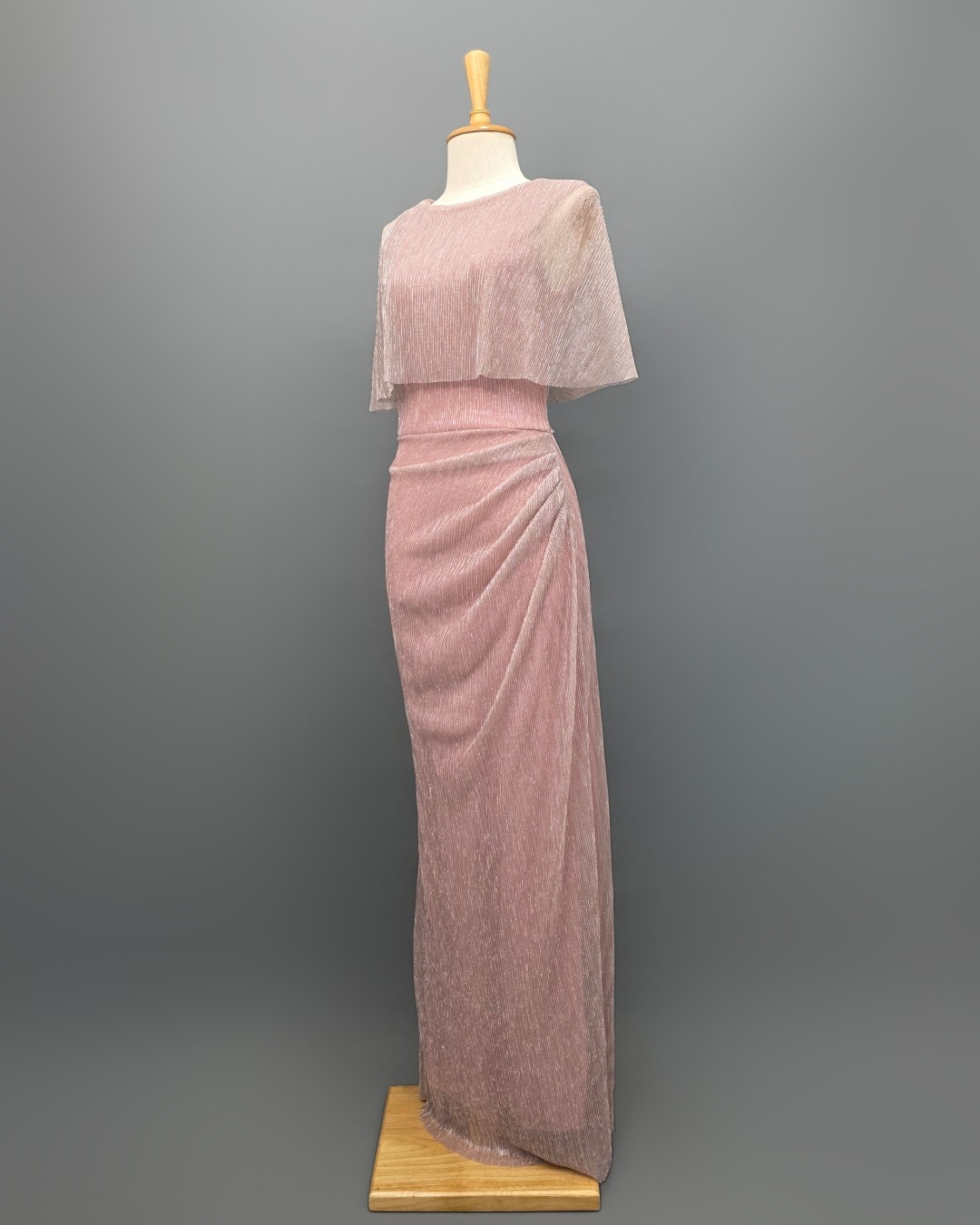 เดรสแฟชั่น เดรสเสื้อคอกลมแขนกุด ดีเทลเป็นเสื้อคลุมไหล่ในตัว กระโปรงทรงสอบจับเดรป