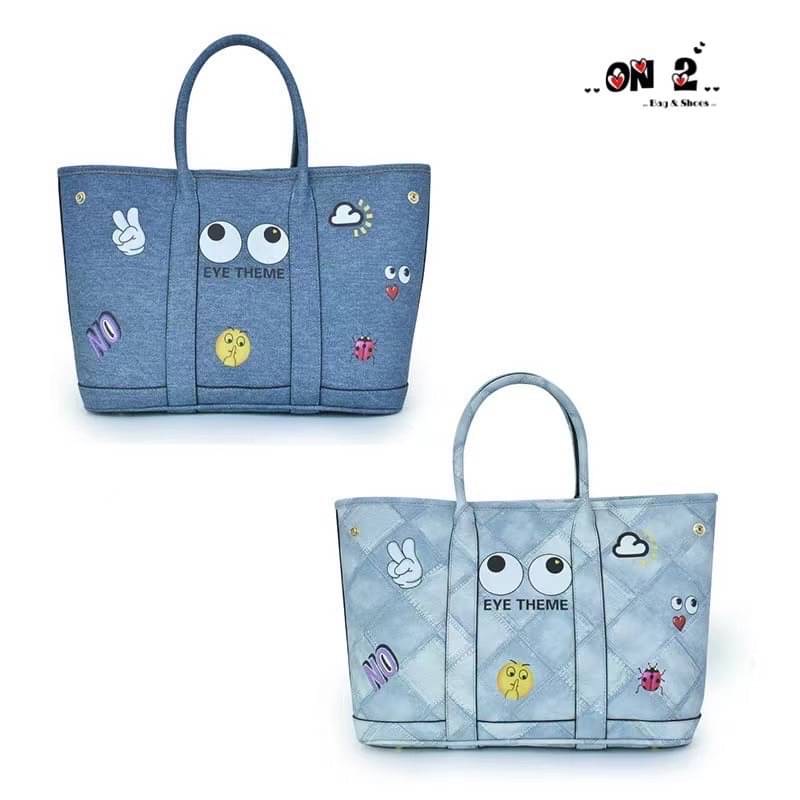 SF2332 กระเป๋าชอปปิ้ง แม่-ลูก ทำได้2ทรง งานแบรนด์แท้ 💯(%) วัสดุตัวกระเป๋าทำจากหนังผสมอย่างดี ทำเหมือนผ้ายีนส์ ทรงนี้โดนใจสุดๆ มาพร้อมกระเป๋าลูก1 ใบ ขอบอกน่ารักมากๆ กระเป๋าลูกแยกใช้สายยาวสะพายข้างได้