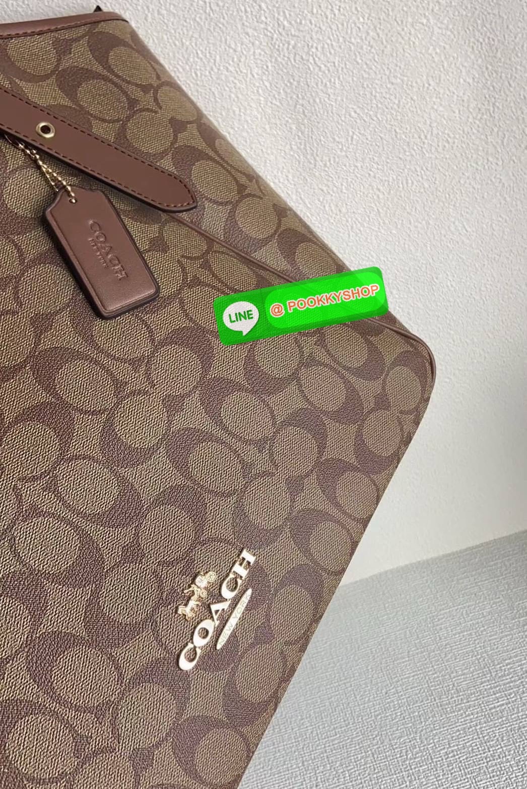 รุ่น: Coach CM076 – Gallery Tote In Signature Canvas • รายละเอียด: กระเป๋าทรง Tote รุ่น Gallery ลาย Signature Canvas คลาสสิก ตัดขอบหนังแท้สีดำเข้ม สายสะพายคู่ปรับระดับได้ ภายในกว้าง ใส่ของทำงานหรือเรียนได้สบาย มีช่องซิปหลัก 1 ช่อง และช่องเสริมด้านในอีกหลา