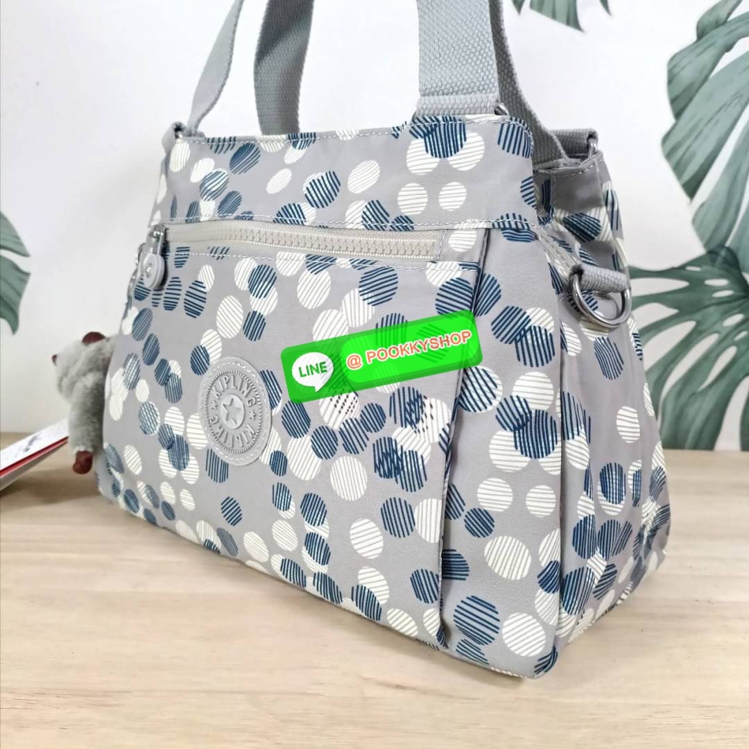 KIPLING ELISE HANDBAG กระเป๋าถือและสะพายไหล่ วัสดุ Nylon +Polyester ขนาดกำลังพอดี จุของได้มาก มีหูจับสองสาย ถือสะดวก น้ำหนักเบา มีช่องซิป ด้านหน้า ช่อง กระเป๋าหลักเปิด-ปิดด้วยซิป มี3 ช่องว่างใส่ของได้จุมากๆ ใส่มือถือได้ กระเป๋าสตางค์ใบยาว และ เครื่องสำอาง