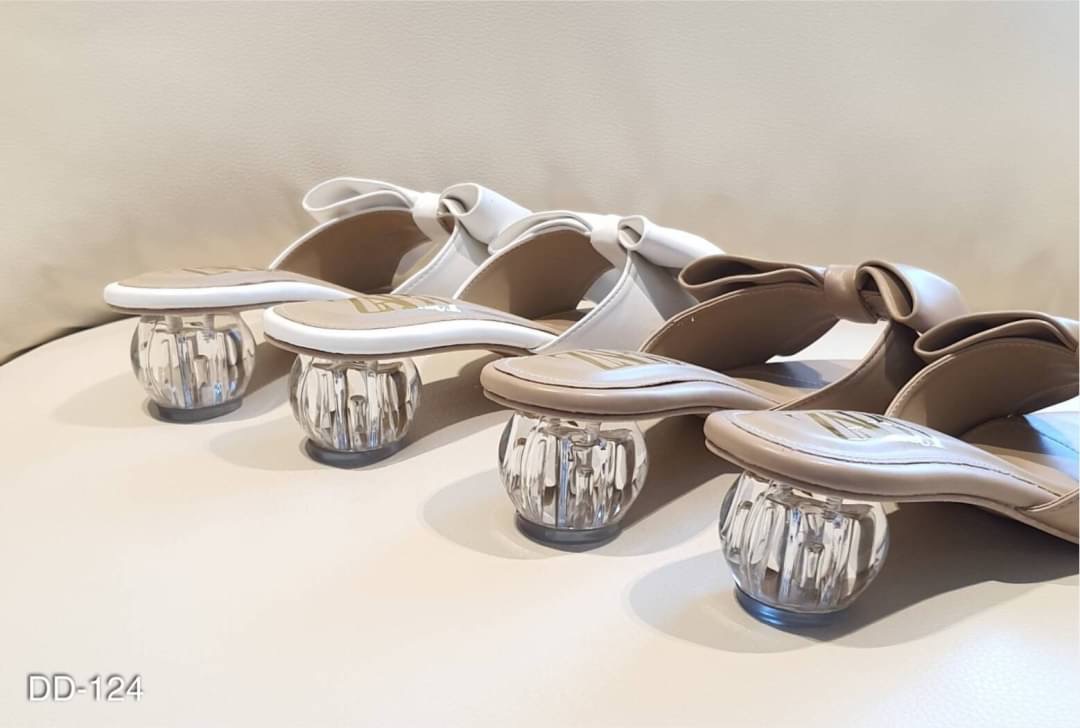 งานเข้าใหม่จร้า แบบเข้าใหม่งาน ZARA ส้นแก้ว แต่งโบว์ใหญ่ หนังนิ่มมากคะ ใส่สบาย น่ารักมาก เข้าได้ทุกชุดน่า พื้นปั้มแบรนด์