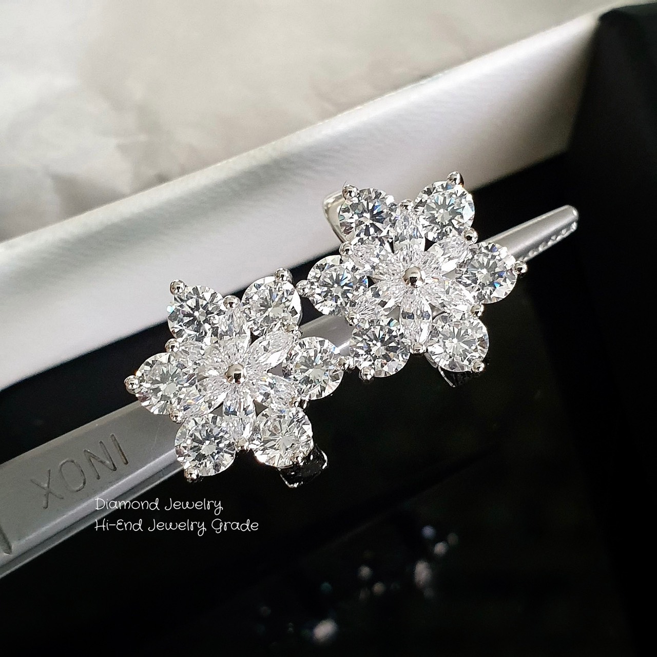 New Arrival !!!!!! Diamond Earring งานเพชร CZ แท้ งานสวยมว้ากกกกกถึงมากที่สุดคะ รุ่นนี้แนะนำเลยค่ะ เพชรเยอะ เพชรน้ำขาวมากๆ ใส่ออกมาสวยแน่นอนค่ะ ทรงสวย ดีไซน์โมเดิร์น ขนาดกำลังดี เหมาะทั้งใส่ออกไปทำงานประจำวันหรือใส่ออกงานกลางคืนก็สวยเด่นเล่นไฟจ้า ที่สำคัญ