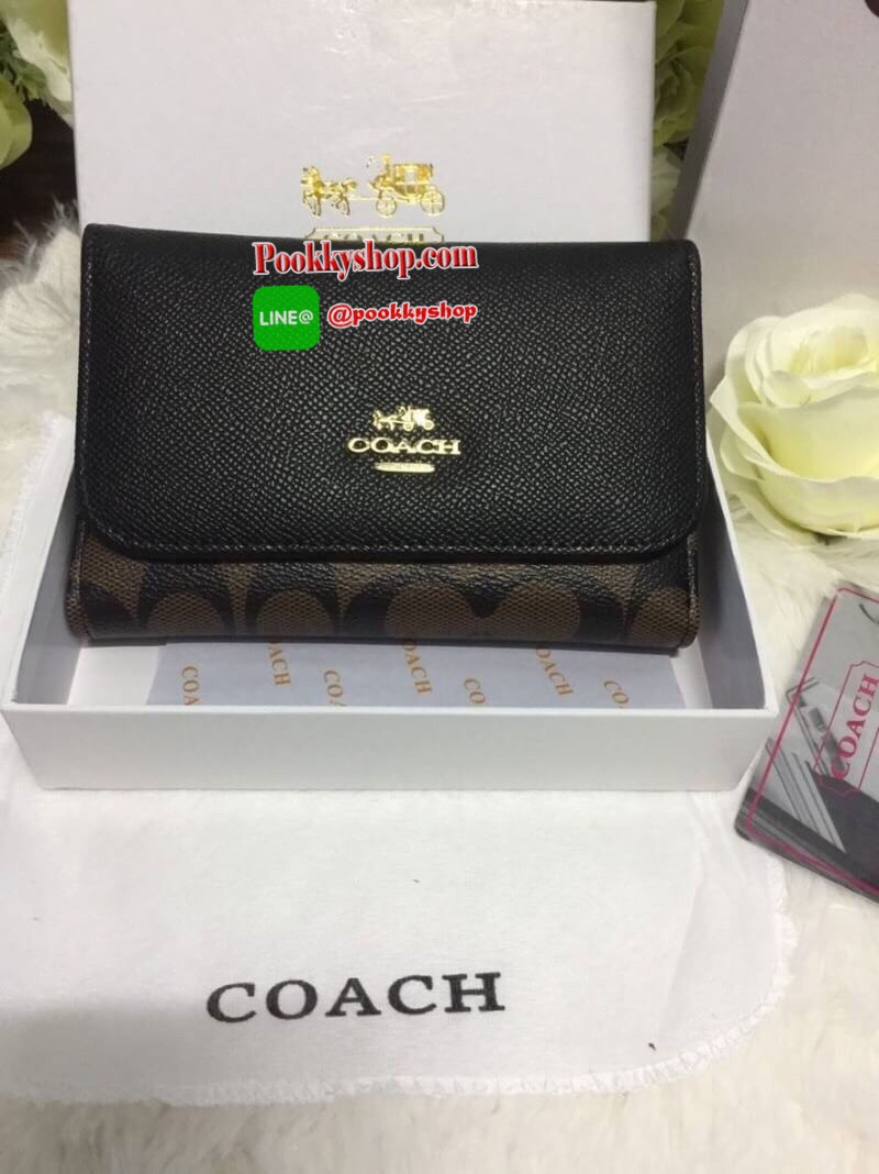 COACH รุ่น F32485 MEDIUM ENVELOPE WALLET IN SIGNATURE CANVAS (IMAA8s) กระเป๋าสตางค์สามพับ วัสดุ Siganture Coated Canvas เปิด-ปิดกระดุมแป๊ก ใส่บัตรได้มากกว่าสิบใบ ขนาดกำลังดี ดีไซต์โทนสีได้น่ารักมากๆ โลโก้สีทองประดับด้านหน้า น้ำหนักเบา สวยหรูตามสไตล์Coach