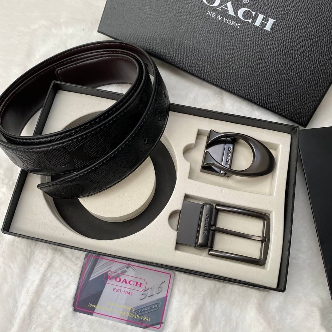 Set เข็มขัด coach 2 หัว ใส่แบบเจาะรูเข็มขัด สายลายC นูนสลับกับด้านเรียบ สลับใช้ได้ 2 ด้าน ทั้งยังสามารถเจาะรูเพิ่มได้ รุ่นนี้มาพร้อมป้ายแท็กแบรนด์ หัวเข็มขัดใส่ได้ง่าย ถอดได้ไม่ยาก ซื้อเป็นของขวัญของฝาก ดูดีมากๆเลยนะคะ