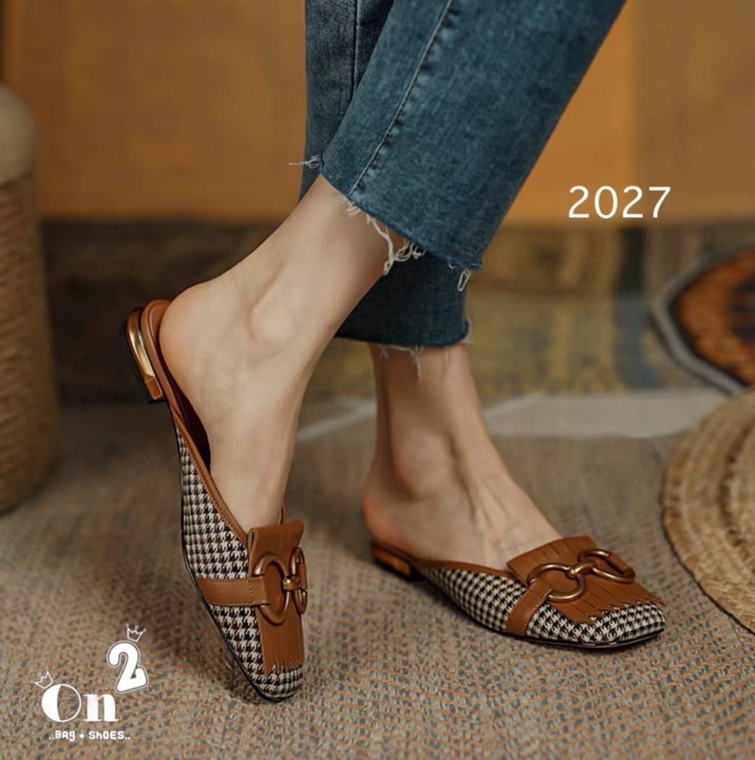 แบบใหม่ พร้อมส่งรองเท้าหัวคัชชูเปิดหลังรัดข้อเท้า หน้าแต่งอะไหล่ทองเหลือง สไตล์แบรนด์ส้นเป็นอะไหล่ทองสวยหรู คู่นี้ใส่แมทกับชุดได้ง่ายทั้งกางเกงและกระโปรงได้หมดทรงสวย