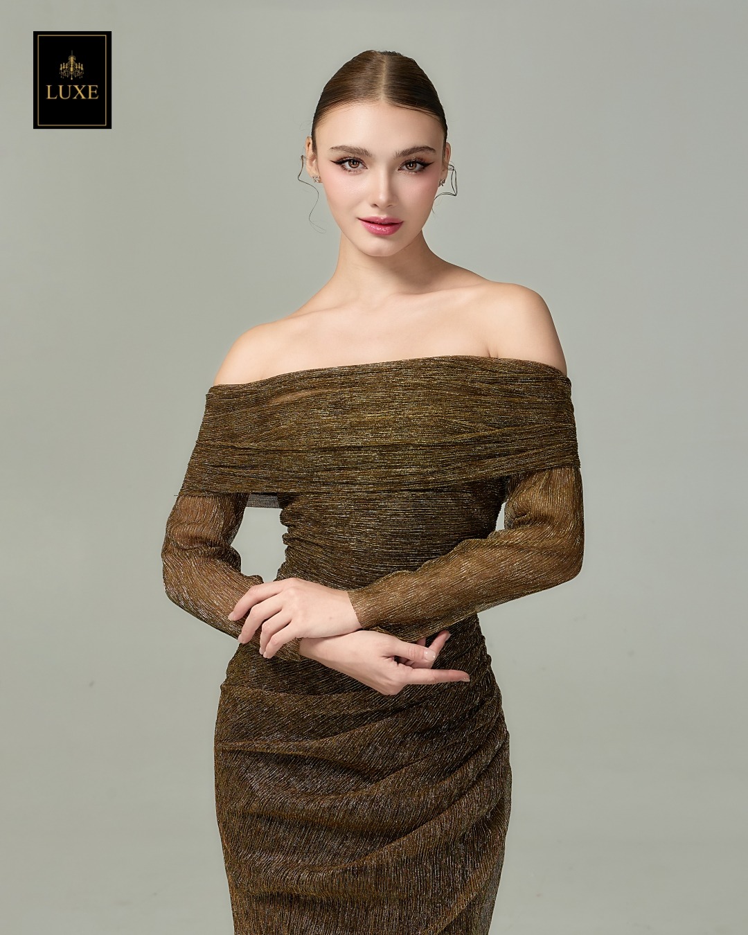 แม็กซี่เดรสเสื้อแขนยาวเปิดไหล่ กระโปรงยาว