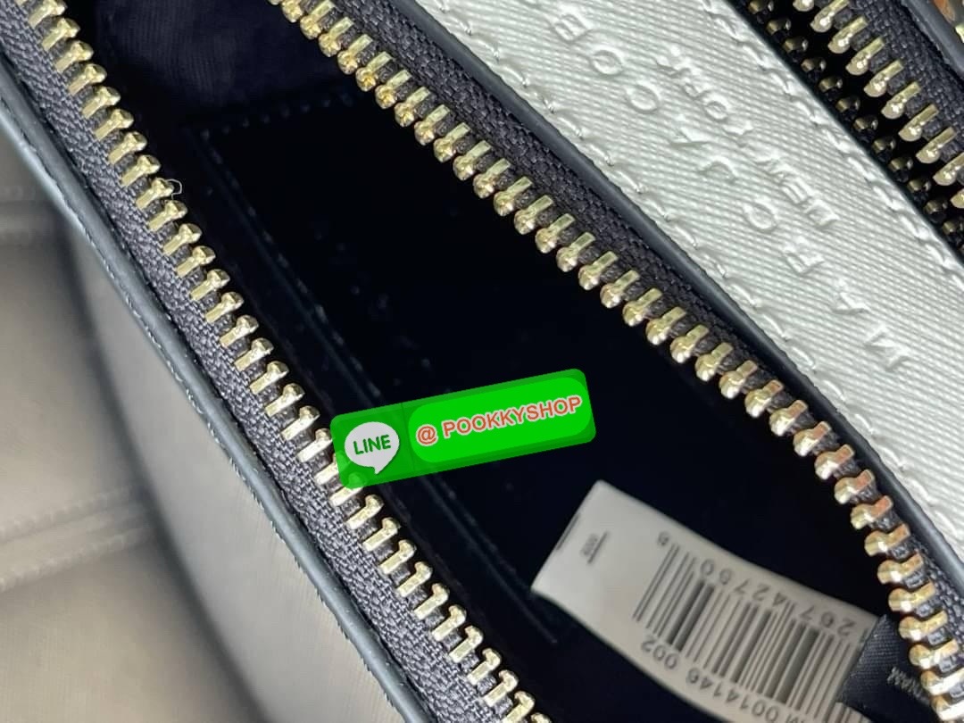 Marc Jacobs Snapshot Bag กระเป๋าแบรนด์ดังจากสัญชาติอเมริกัน นับได้ว่ารุ่นนี้เป็นรุ่นทรงฮิตของ marc jacobs เลยทีเดียว โดยด้านหน้ากระเป๋าจะเป็นโลโก้แบบโลหะที่เป็นสัญลักษณ์ของแบรนด์นี้ มาพร้อมสายสะพายที่จะสะพายยังไงก็ดูโดดเด่น เพราะขนาดใหญ่ที่สกรีนตัวอักษร m