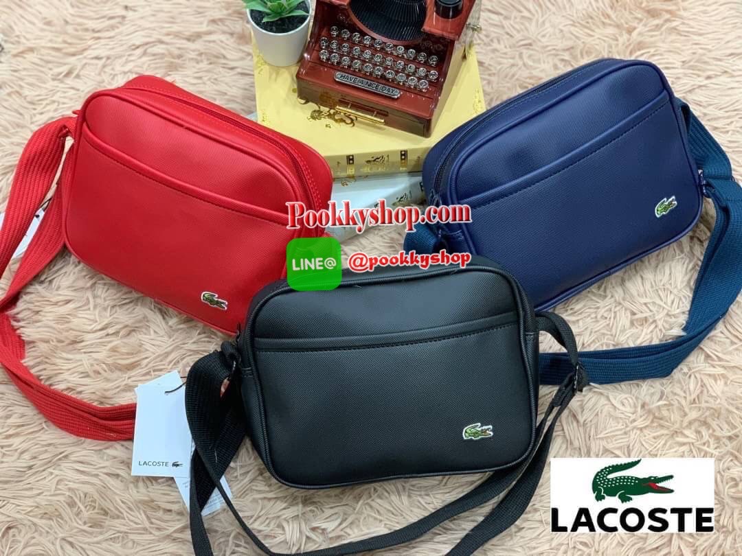 ลาคอส Classic Shoulder Bag Crossbody Bag กระเป๋าสะพายที่สามารถสะพายได้ทั้งสายคู่และสายเดี่ยว รูปทรงกว้างในลักษณะแนวนอน ใส่กระเป๋าสตางค์ยาว มินิไอแพคได้วัสดุpvc100% กันน้ำได้ เปิดปิดด้วยซิปเดียวใช้งานง่าย ด้านหน้ามี1ช่องใช้งานเสียบมือถือหรือของจุกจิกได้