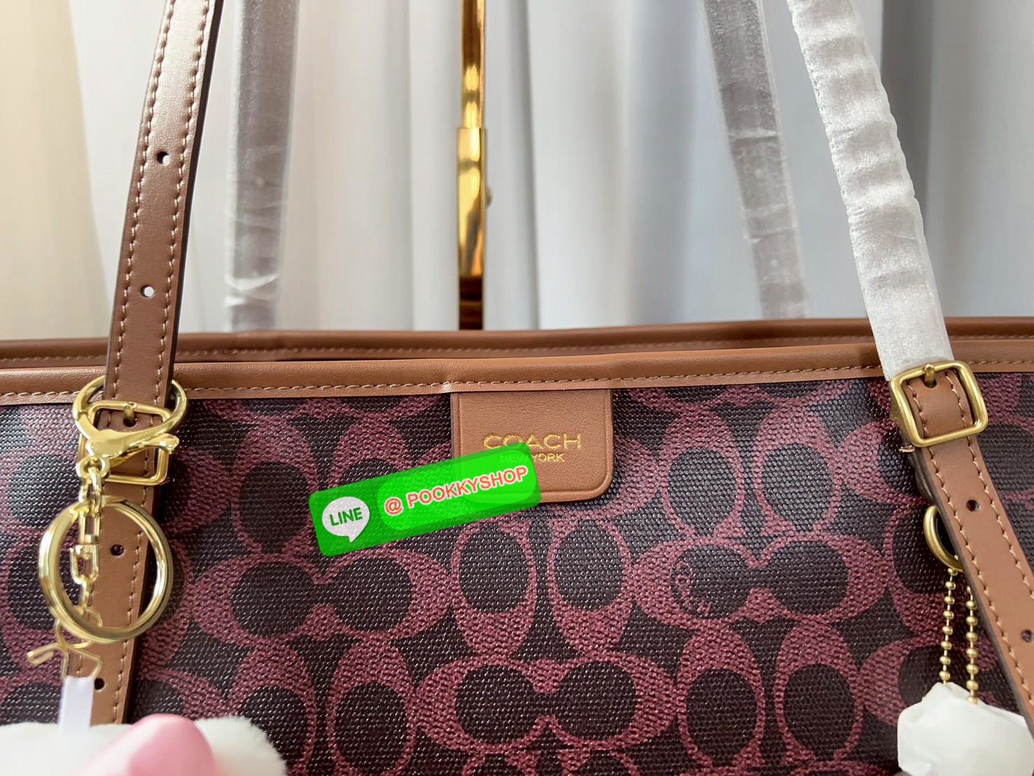 📸NEW ARRIVAL!🎉🎉 พร้อมสีใหม่ล่าสุด (อาจจะยังไม่มีในไทย) สาวๆที่ชอบใบใหญ่ใส่จุ รุ่นนี้คือคำตอบที่ดีที่สุดเลยค่าา👏 Coach Taxi Tote Bag In Signature Canvas 📌ฟรีน้องKitty สุดน่ารัก ตามรูปให้หนึ่งตัวค่า‼️