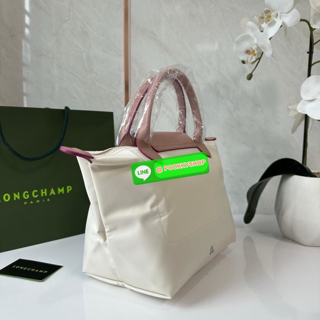 Longchamp Le Pliage Eiffel Tower Tote Bag S 🔖 Collection ใหม่ล่าสุดโดดเด่นด้วยลายปักหอไอเฟลขนาดกระทัดรัดจุของได้เยอะ 🔖วัสดุ : ไนลอนกันน้ำ 🔖เปิด-ปิด ด้วยฝาปิดกระดุมแป๊กมีซิปปิดด้านบน ภายในช่องโล่งกว้างสามารถใส่ iPad ได้ มีช่องแยกด้า