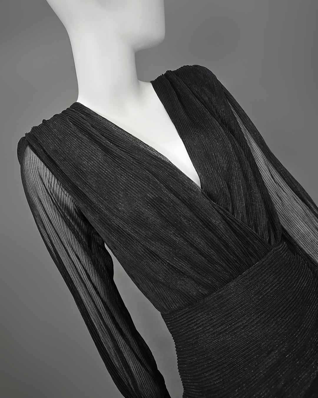 เดรสแฟชั่น แม็กซี่เดรสเสื้อคอวีป้าย แขนยาวเสริมไหล่ กระโปรงจับเดรปย่นเข้ารูปตรงสะโพก