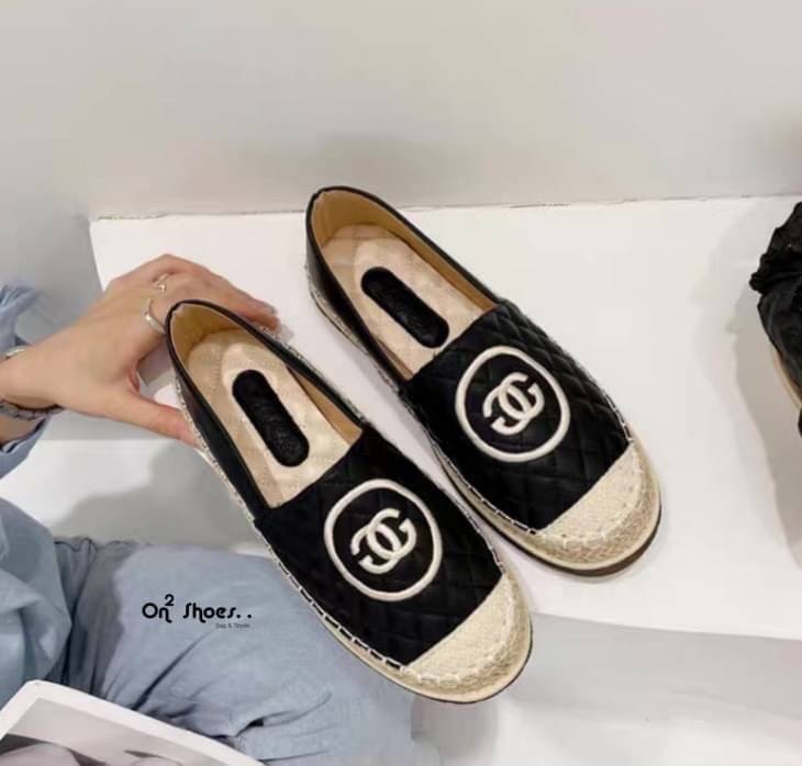 เข้าแล้วค่า รองเท้าคัชชูทรง CC espadrilles สุดปัง หนังปัง CC ไขว้หนังเย็บบุลาย หัวตัดสี ขอบเป็นปอถัก ทรงสวยค่ะทรงนี้ฮิตตลอดใส่ได้เรื่อยๆแมทช์กับชุดง่ายพร้อมส่ง 2 สีค่ะ งานดีคัดเกรดงานกล่อง