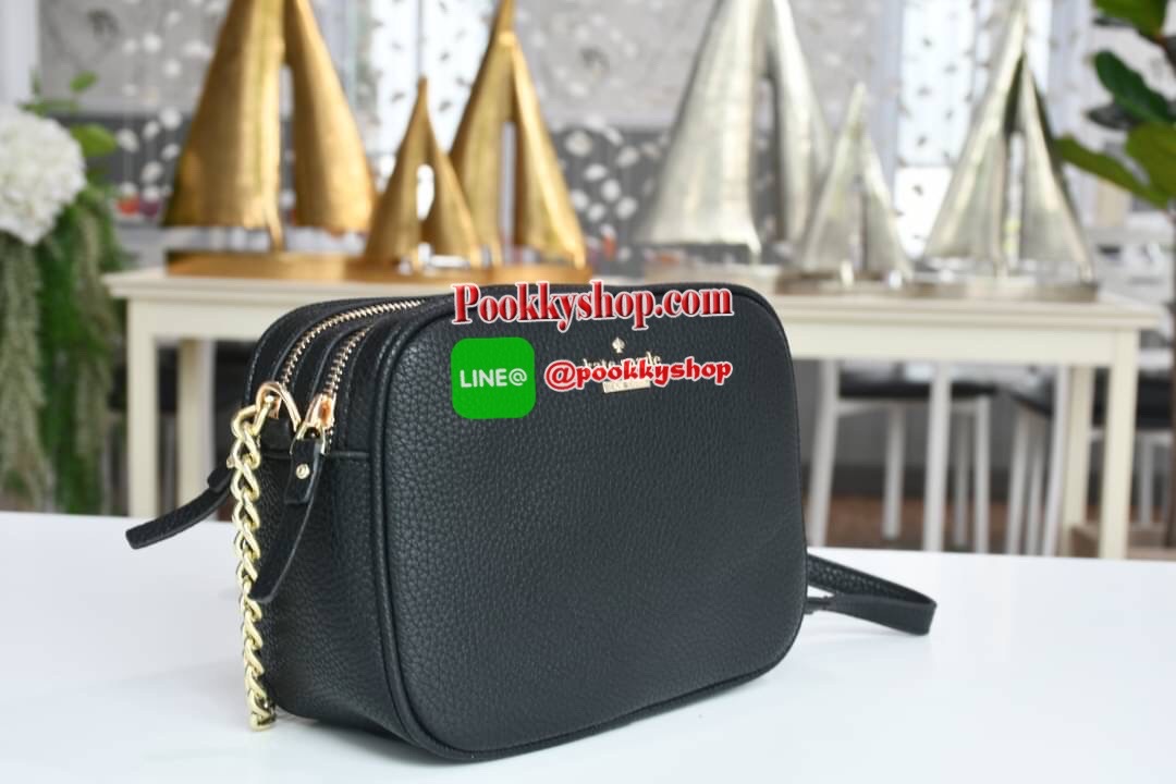 Kate spade New York mini shoulder bag กระเป๋าถือหรือสะพายหนังนิ่ม สวยอยู่ทรง ด้านหน้าประดับโลโก้แบรนด์ อะไหล่ทองหรูหรา น้ำหนักเบา ภายนอก มี2ช่องซิป แยกเป็นสัดส่วน ภายในมีช่องซิป 1 ช่อง และช่องใส่ของจุกจิก 1ช่อง จุของได้เยอะ สายสะพายปรับระดับได้ สะพายข้างห