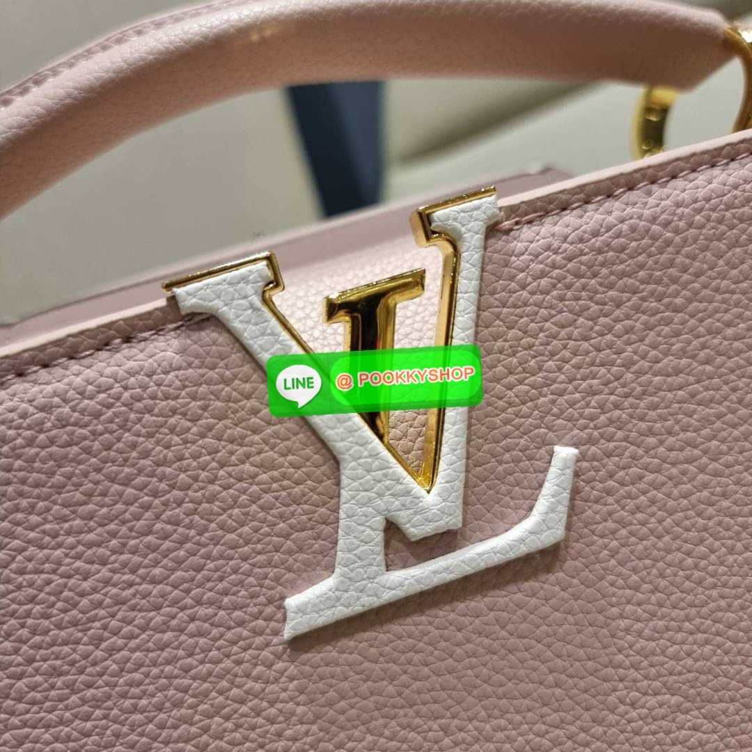 NEW IN!! LV capucines top handle วีไอพีพรีเมี่ยมกิ๊ฟจากเคาน์เตอร์ ที่สุดของความสวยในราคาเบาๆ กระเป๋าถือสุดหรู ดีไซน์ทรงคลาสสิค พร้อมลวดลายหรูหรา มาพร้อมหูจับในตัว ด้วยรูปทรงวินเทจและวัสดุหนังลูกวัว สัมผัสดี ขับผิว ทำให้ไอเท็มนี้สะกดทุกสายตาจริงๆ และยังมีล