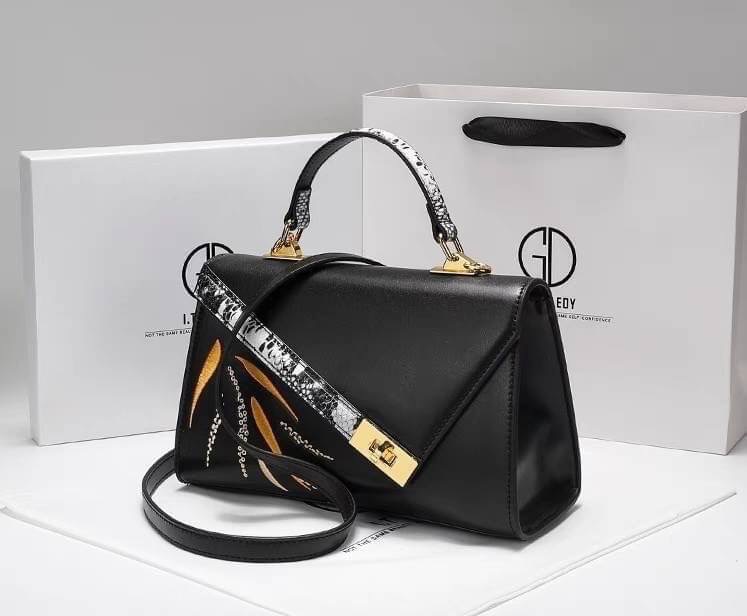 PISAMAI BAG 👜 กระเป๋าแฟชั่นทรง hermes รุ่น kelly ตัวกระเป๋าหนังสีพื้น ตัดลายกับหนังด้ามจับและตัวล็อก มีสายสะพายยาวให้ในตัว ใบใหญ่ใส่ iphone promax ได้สบายๆเลยค้า